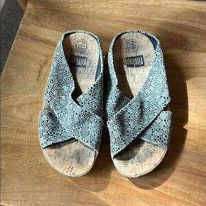 Fitflop slide Sandals with textured black and crème straps